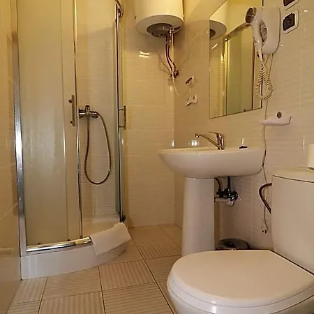 Adria Hotel 2*